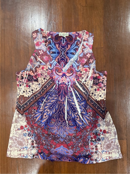 Tops - Printed V-Neck Sleeveless Top in Purple and Pink